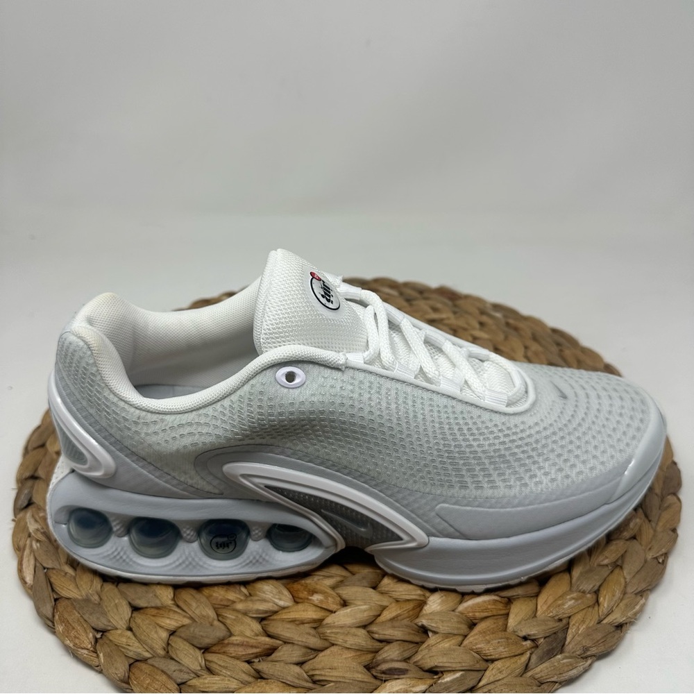 Nike Air Max DN Shoes White Metallic Silver Platinum Size 9.5 Women's